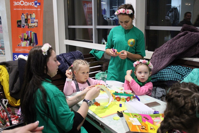 Библиотекарь Алмагамбетова Анна и волонтер Валя за работой