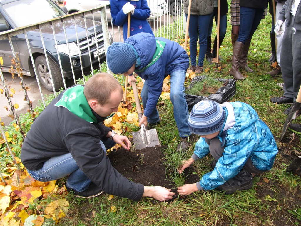Первые саженцы сажают самые юные участники