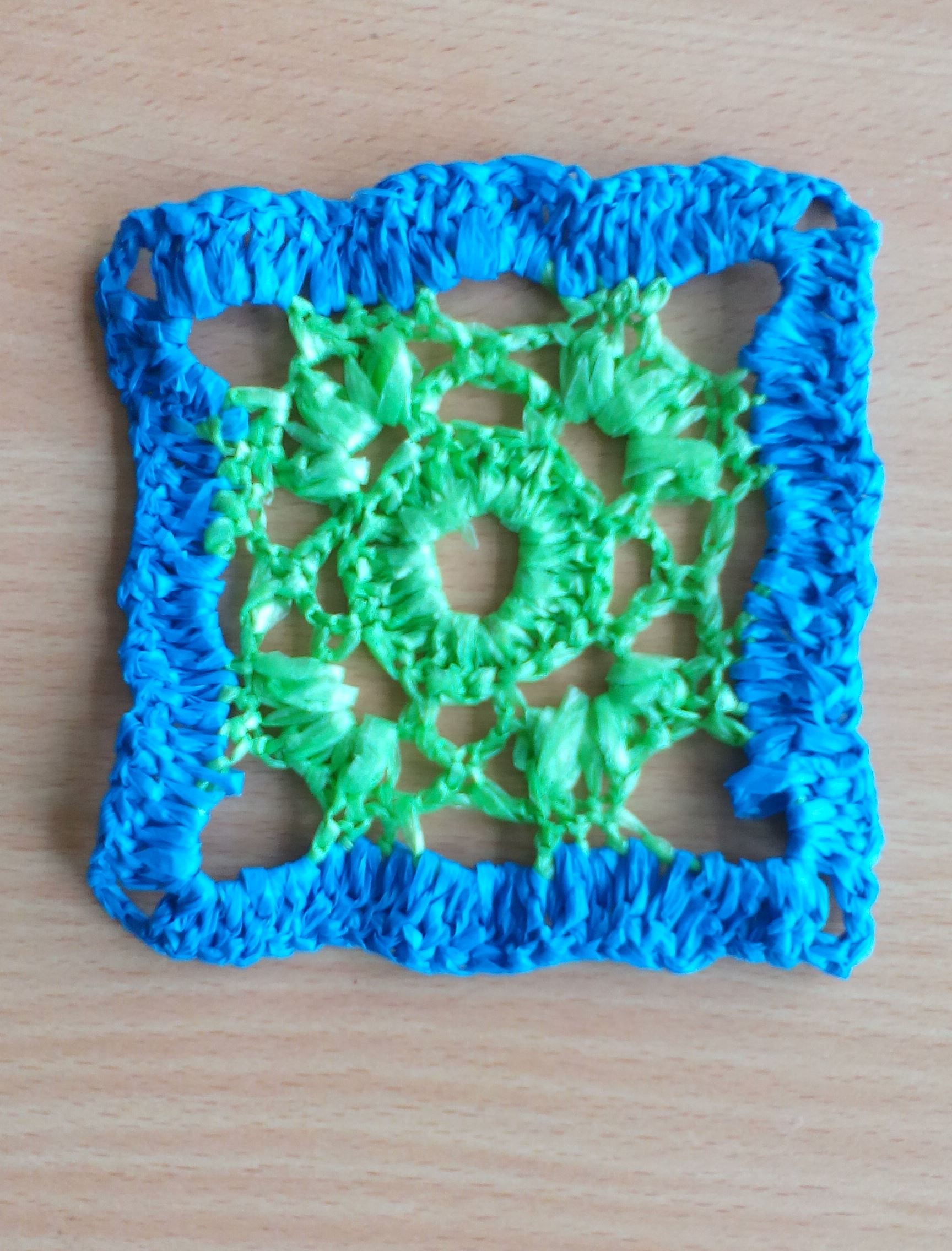 из мусорных  пакетов