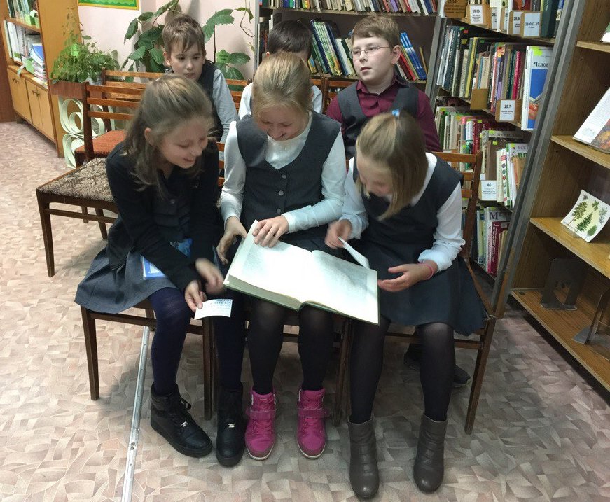 Школьники используют энциклопедию в интерактивной игре