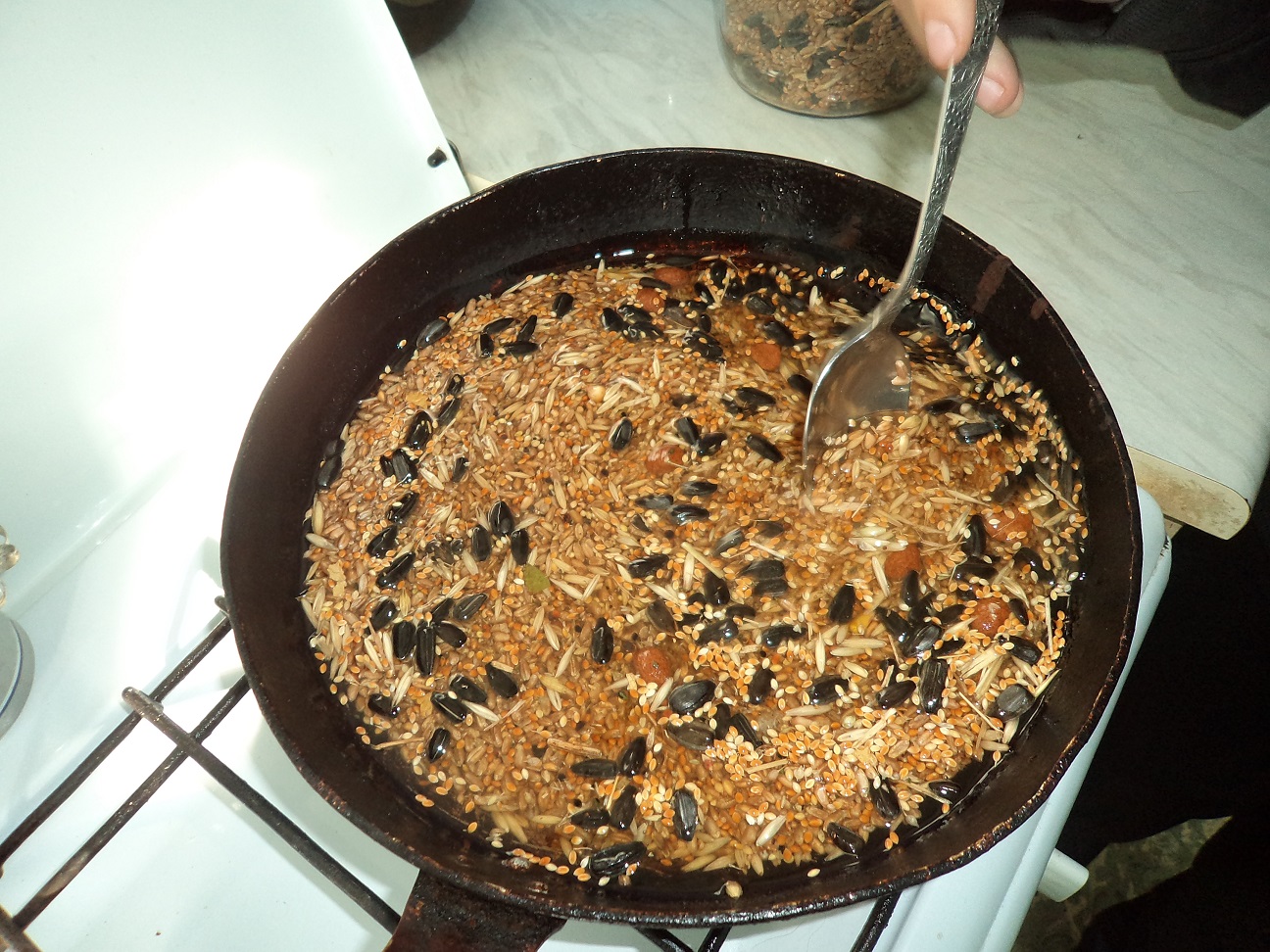 3. готовим кормовую смесь растопили смалец и смешали его с птичьим кормом